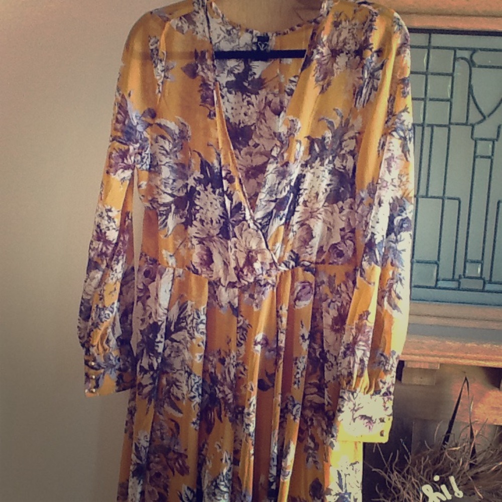 Gorgeous floor length floral dress!